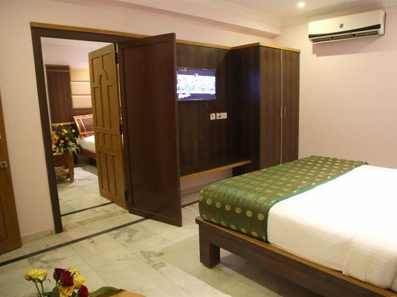 Poppys S.E.T Residency Otel Kumbakonam Dış mekan fotoğraf